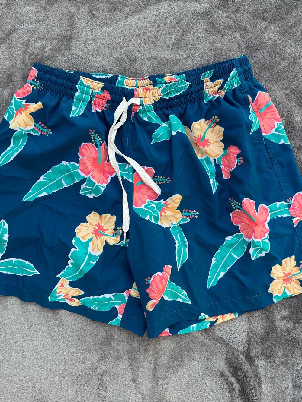 chubbies Navy Floral Hibiscus Swim Trunks xl